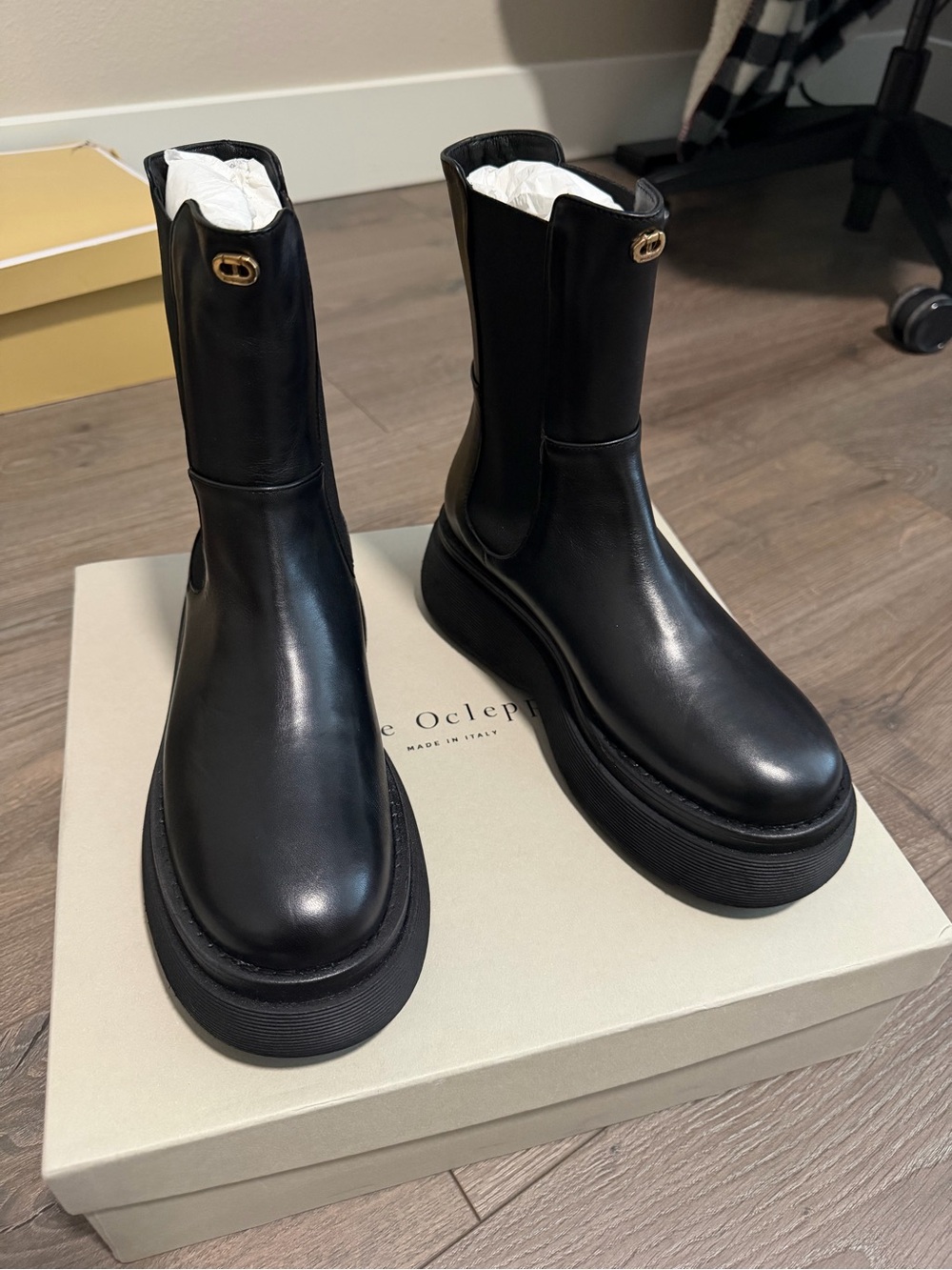 Women’s Chelsea boots Black Leather boots  size EU 37 NWT US 6.5 Dee Ocleppo